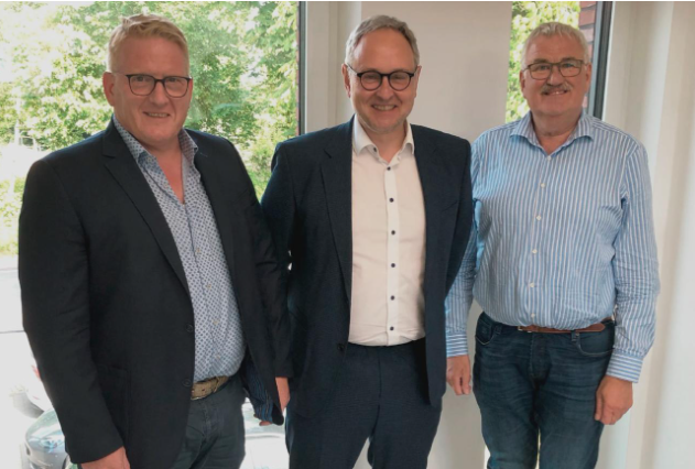 Copyright: KonvOY - v.l.n.r. Heinrich Temmink (Heinrich Temmink GmbH  Co. KG), Stephan Aumann (KonvOY), Josef Terhalle (Terhalle Holzbau GmbH) 