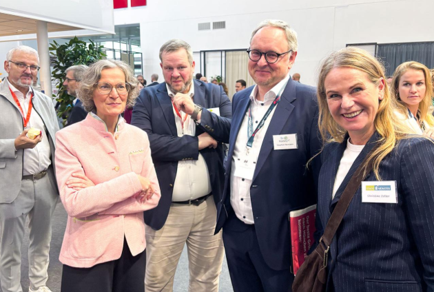 NRW-Bauministerin Ina Schnarrenbach mit WFM-Geschäftsführer Enno Fuchs, KonvOY-Geschäftsführer Stephan Aumann und Münsters Kämmerin Christine Zeller.